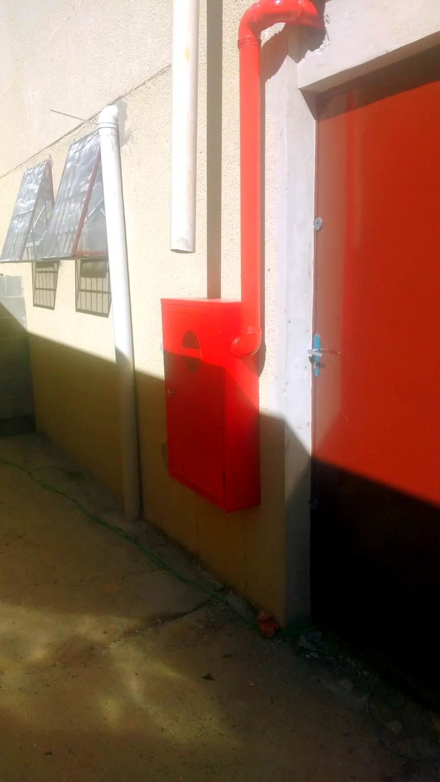 Abrigo de Hidrante — Mangueira e Esguicho