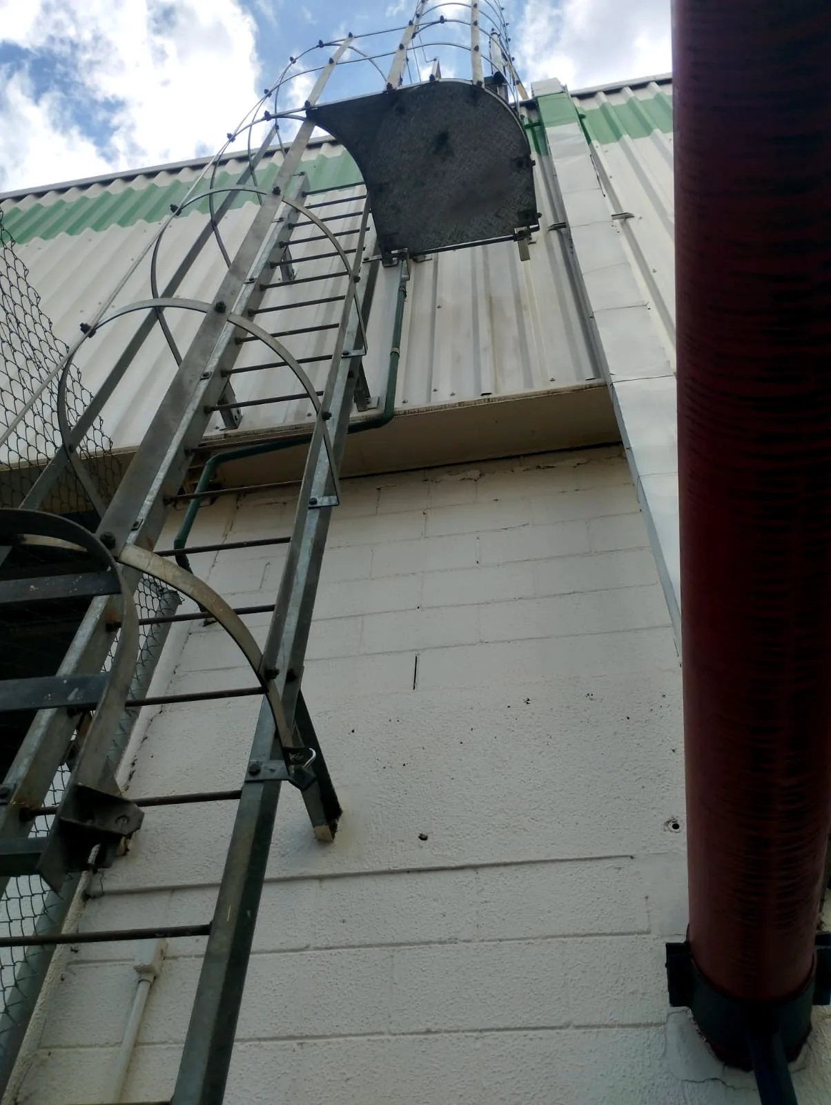 Escada de Emergência — Edifício Industrial